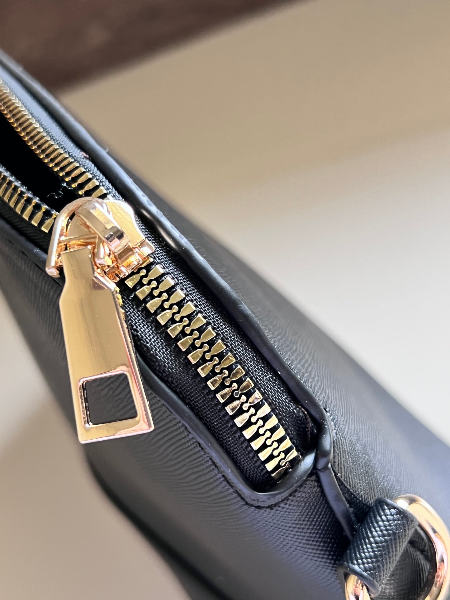 Dusk Black - Shoulder bag with a cardholder